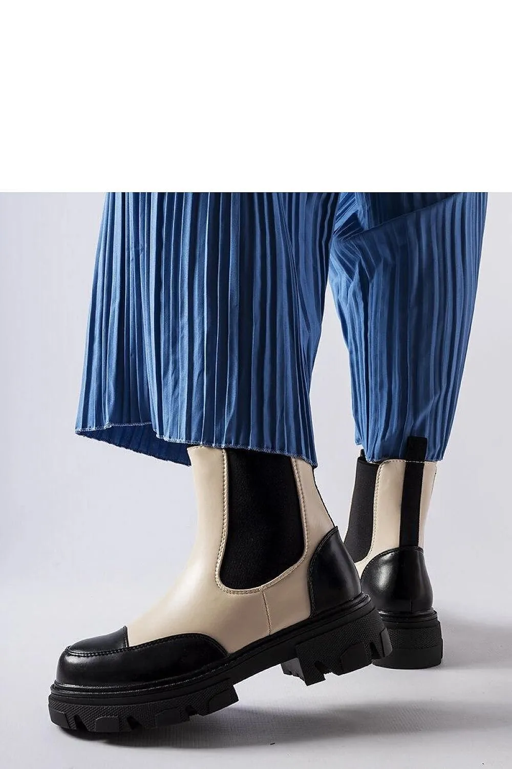 Black and beige Albany boots