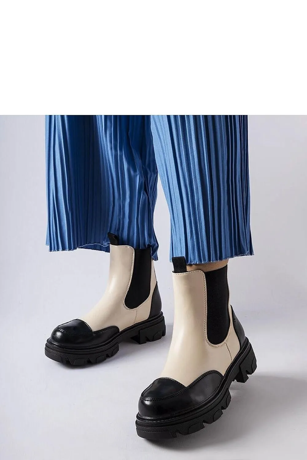 Black and beige Albany boots