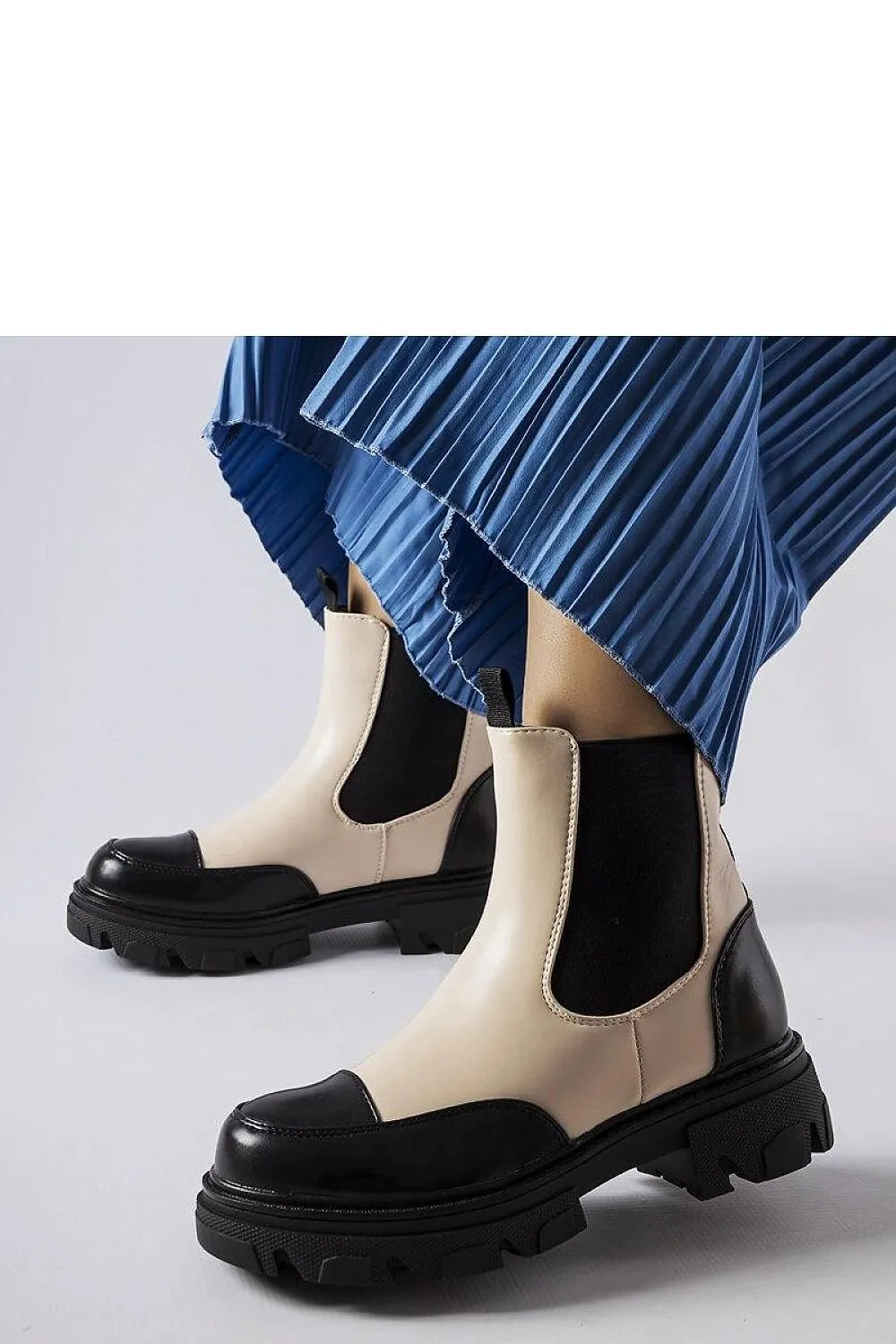 Black and beige Albany boots