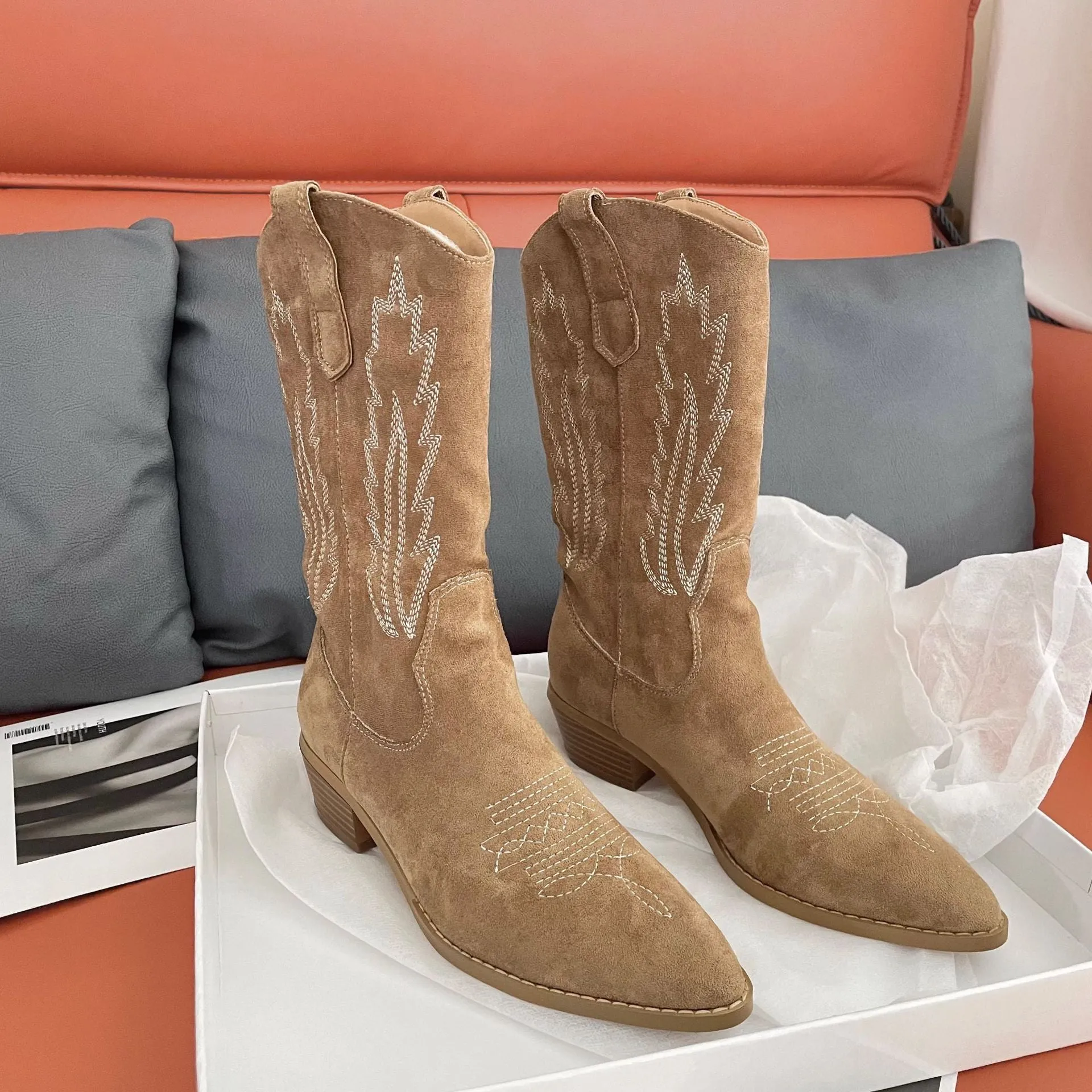 Versatile Western Cowboy Chunky Heel and V-Cut Embroidery Boots