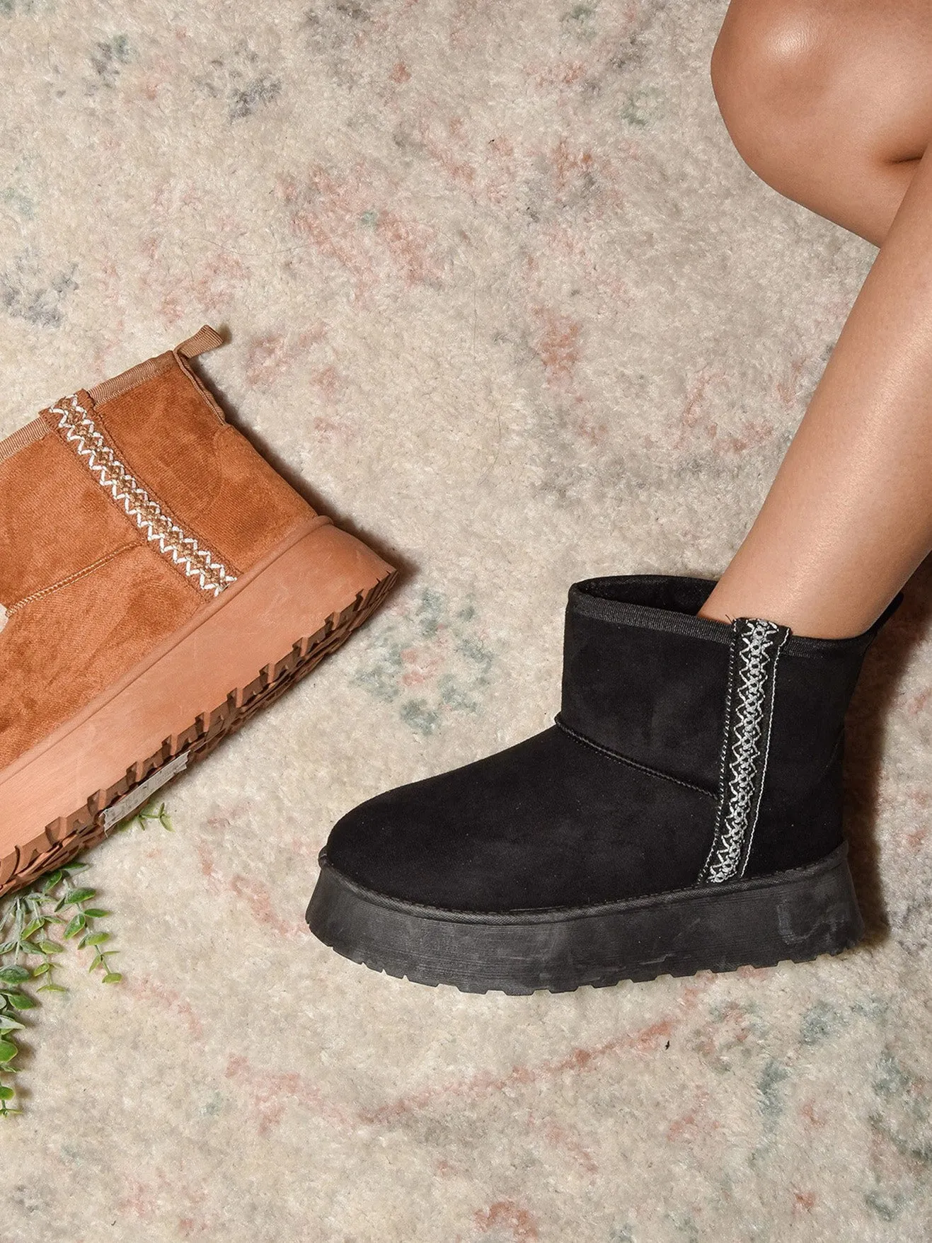 WILD DIVA Round Toe Platform Boots - Black